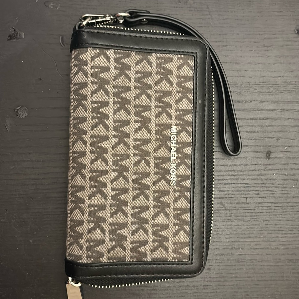 Cute black MICHAEL KORS. Wallet wristlet with zipper